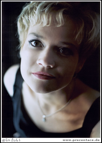 <b>PORTRA</b>